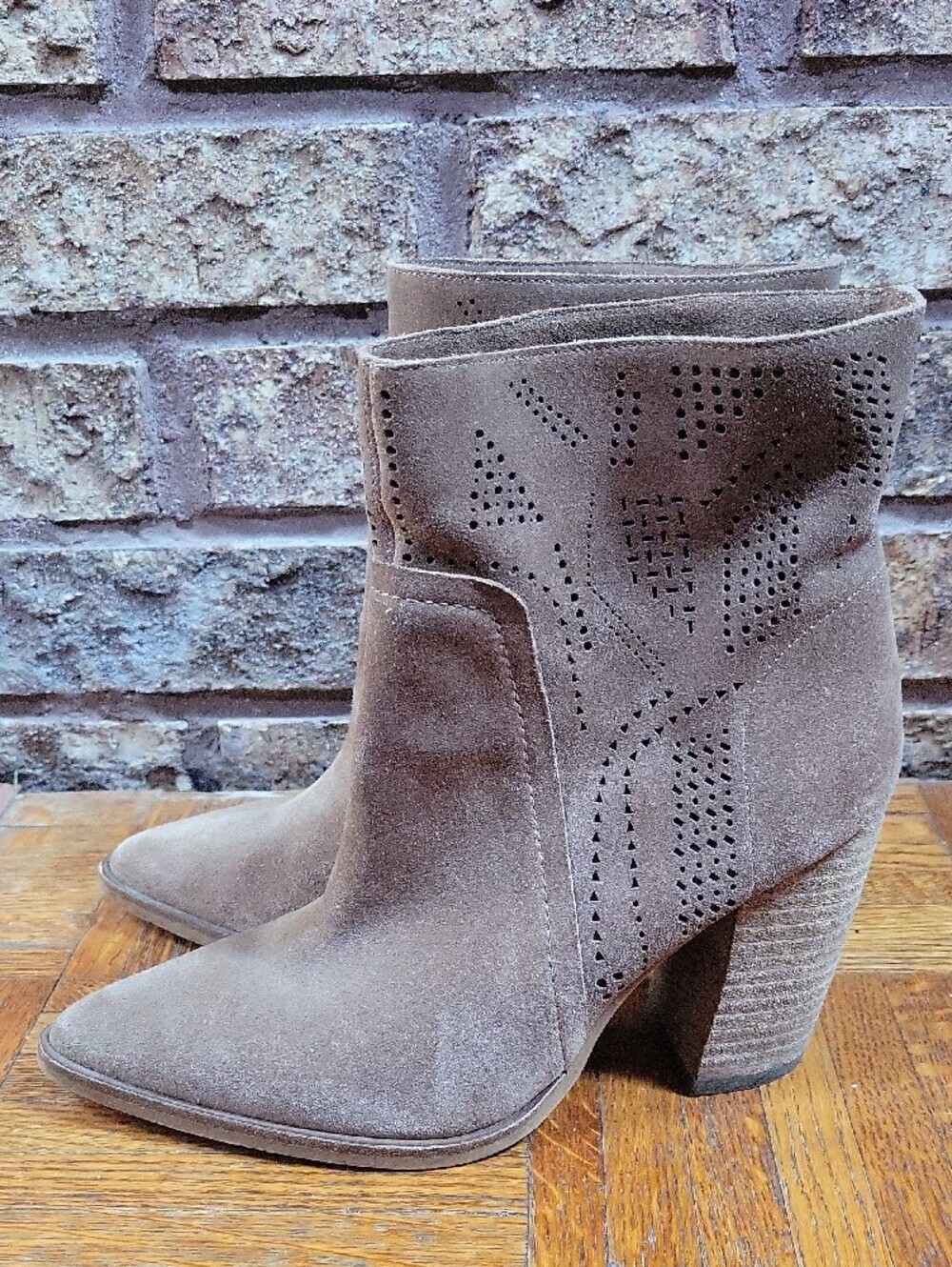 Vince Camuto Catheryna Taupe Suede Ankle Boots Size 6 Boho Pointed Toe - Picture 5 of 8